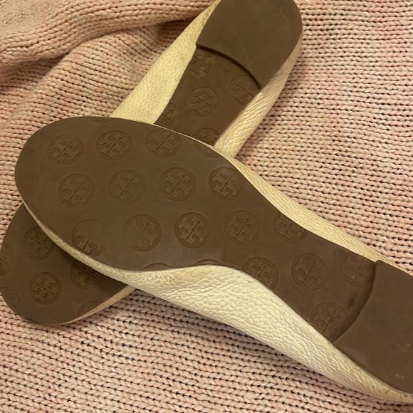 Tory Burch ballet flats off white/cream leather with pebbled texture. - Picture 3 of 3